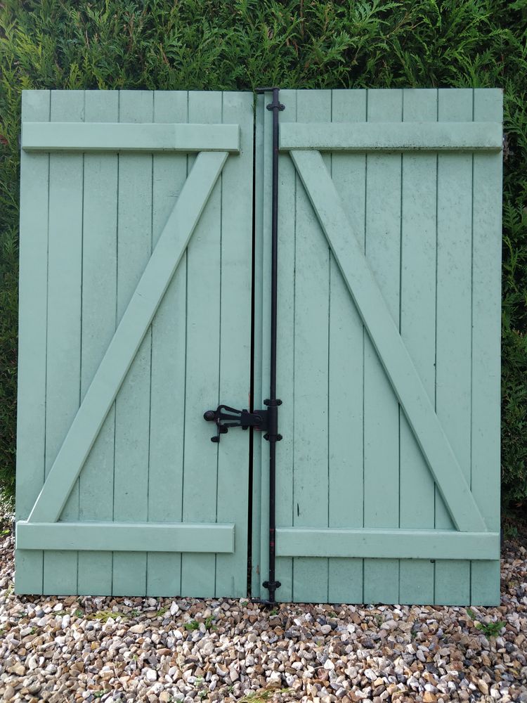 8 Volets en bois de sapin tr�s r�sistant au temps Ann�e 1984 260 M�zi�res-sur-Seine (78)