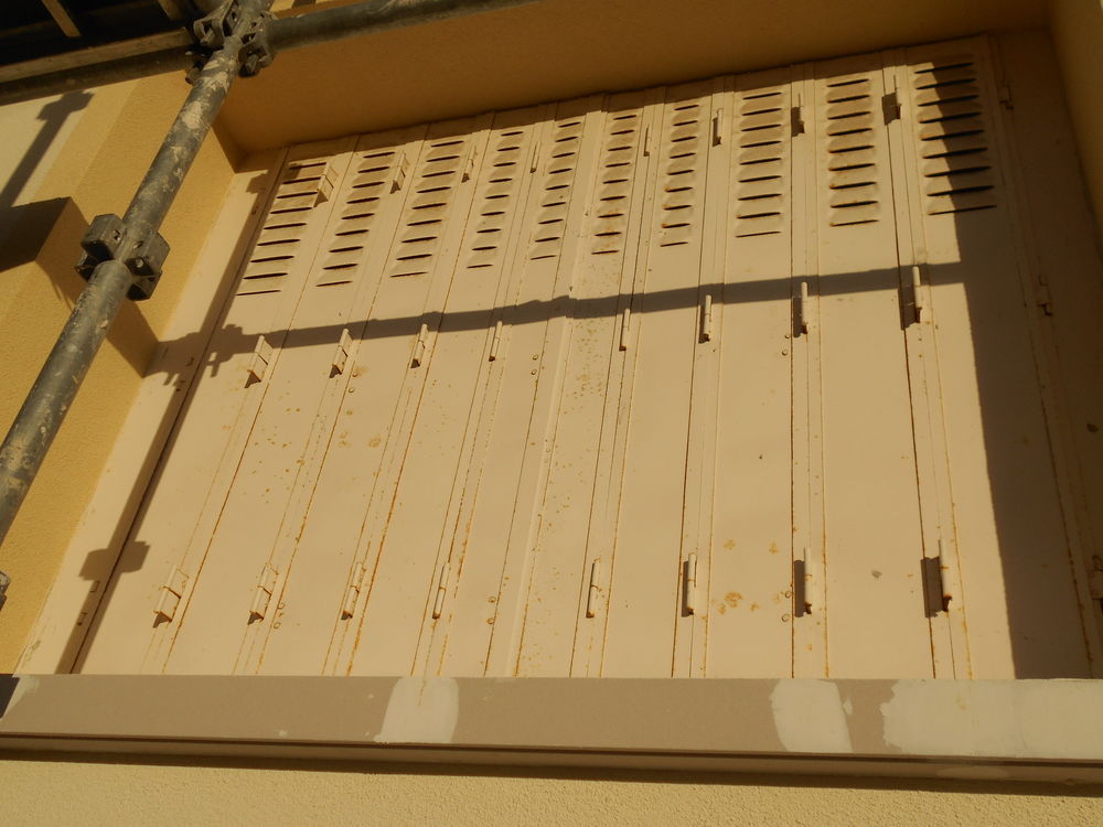 Volets - Persiennes m�talliques repliables 300 Villeneuve-le-Roi (94)