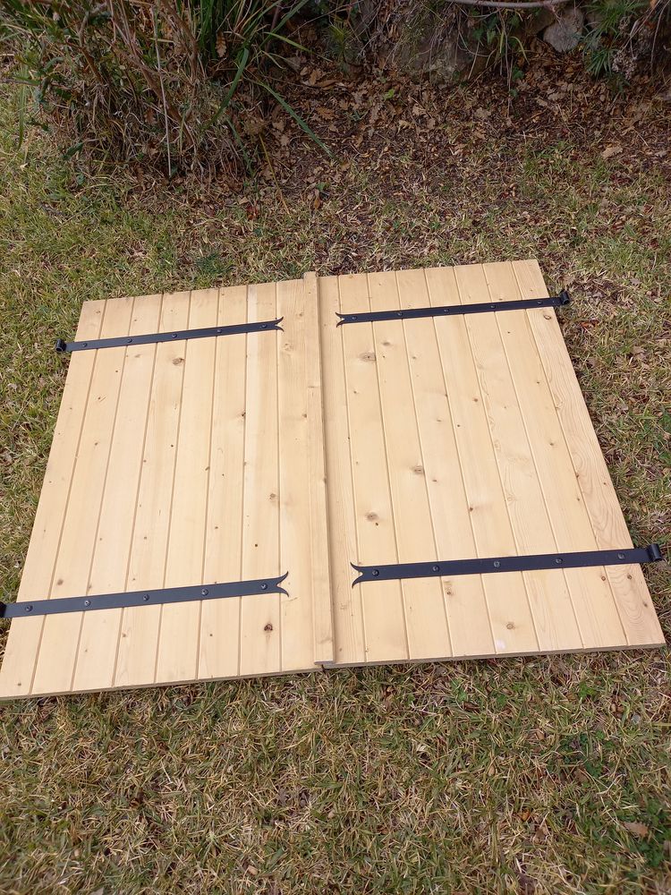 Volets sapin brut H120/L140 70 Roquefort-les-Pins (06)