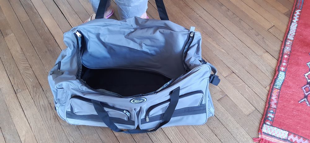 SAC DE VOYAGE GRIS AVEC 2 ANSES ET 2 ROULETTES 20 Courbevoie (92)