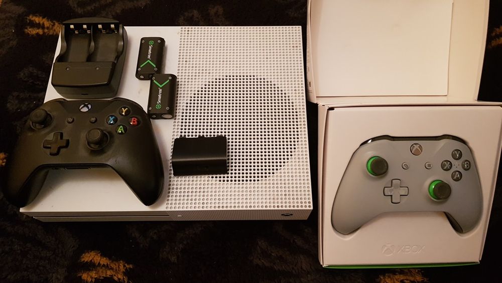 Xbox One avec deux manettes sans fil et un jeu Borderlands 3 0 Bournand (86)