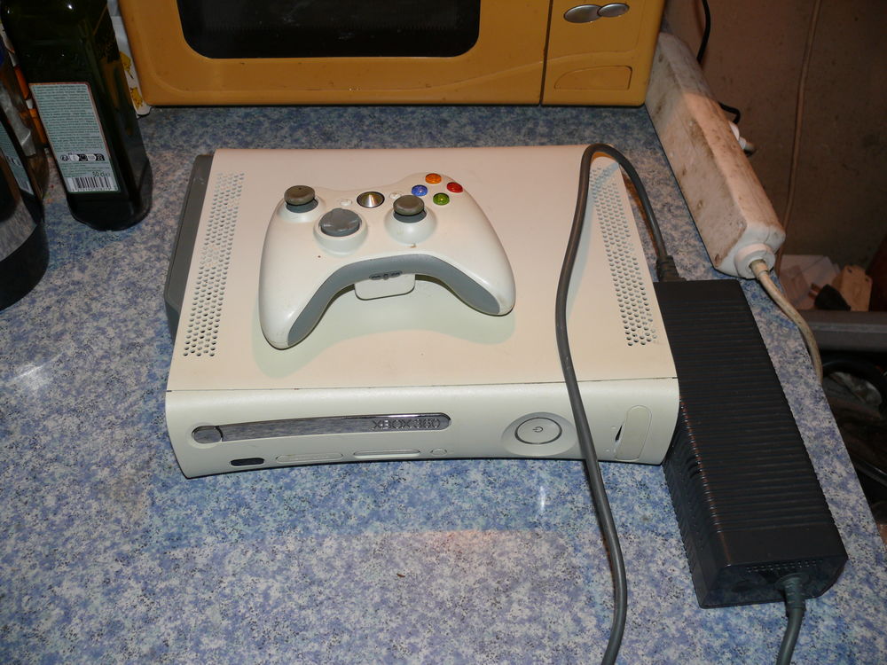 XBOX 360 compl�te, avec une manette. 60 GO. 49 Montigny-l�s-Metz (57)