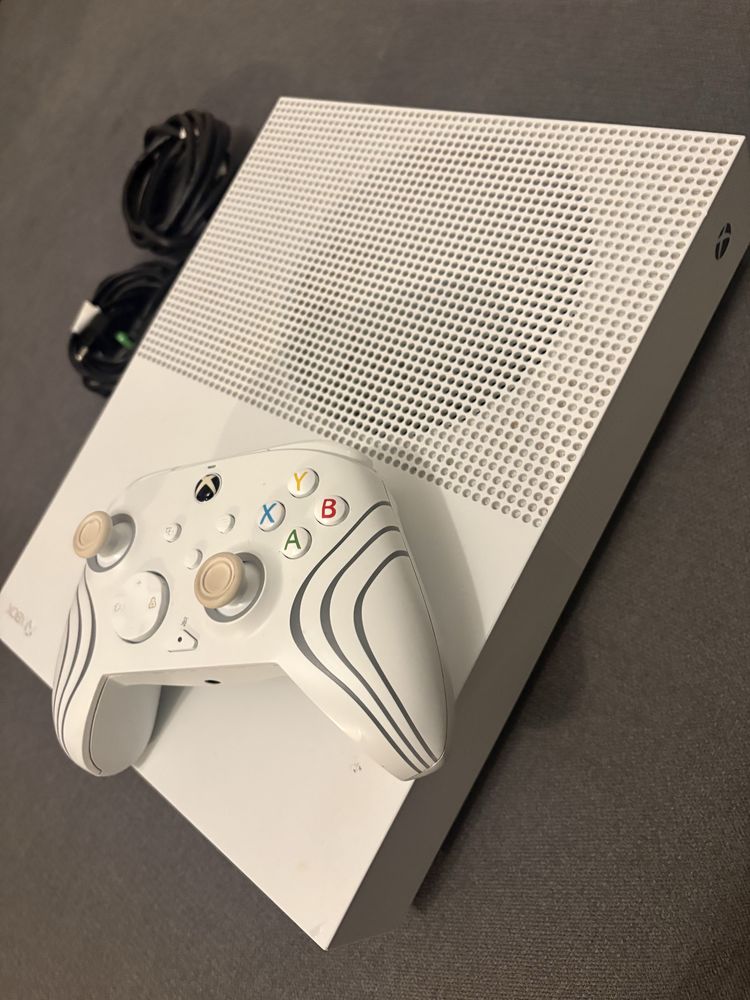 Xbox One S + manette �  palettes + c�bles 99 Libourne (33)
