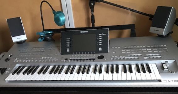 Yamaha TYROS 3 avec caisson de basse et 2 enceintes st�r�o 1100 Marienthal (67)