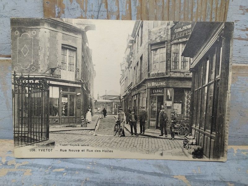 76. CPA YVETOT. Rue Neuve et Rue des Halles / Normandie
12 Yvetot (76)