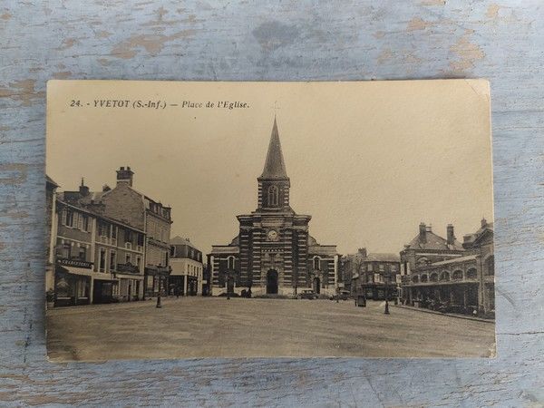 76. CPA YVETOT. Place de L'�glise / Normandie
7 Loches (37)