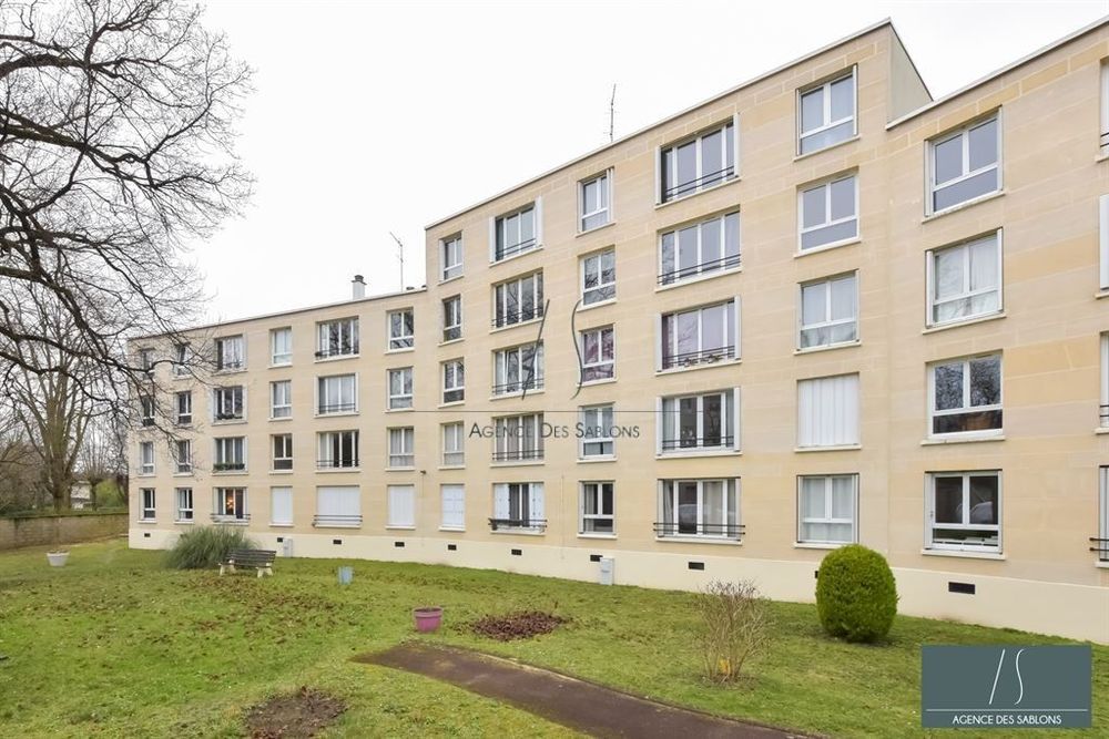 A VENDRE PAR LAGENCE DES SABLONS - Quartier des Charmet....