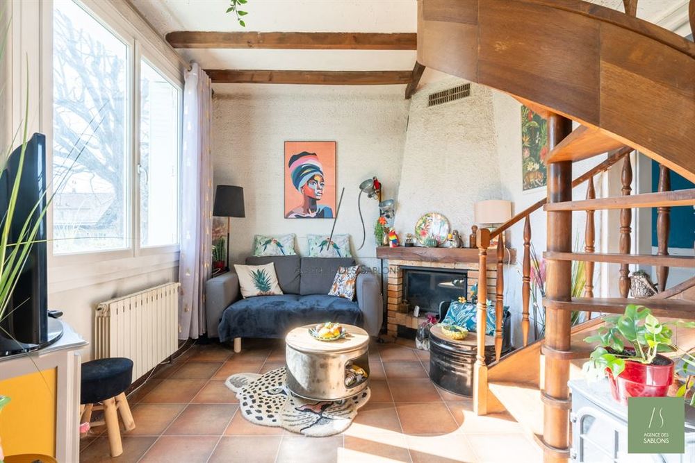 A VENDRE PAR L'AGENCE DES SABLONS - Découvrez cette mais....