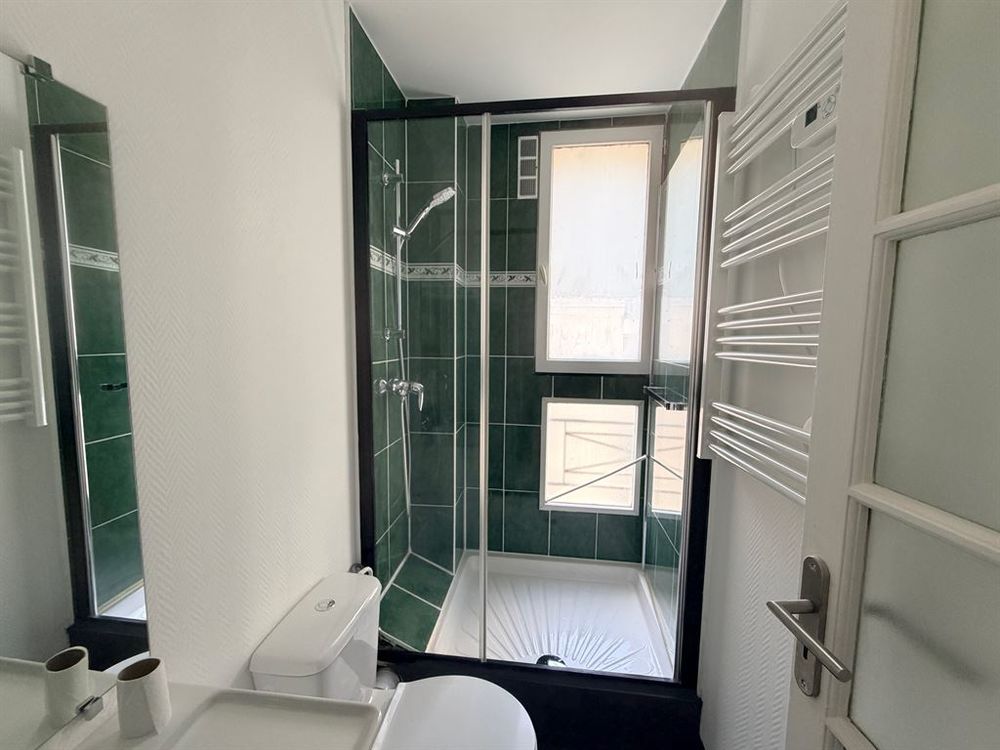 Portes de Paris XIX éme2 pièces refait à neuf