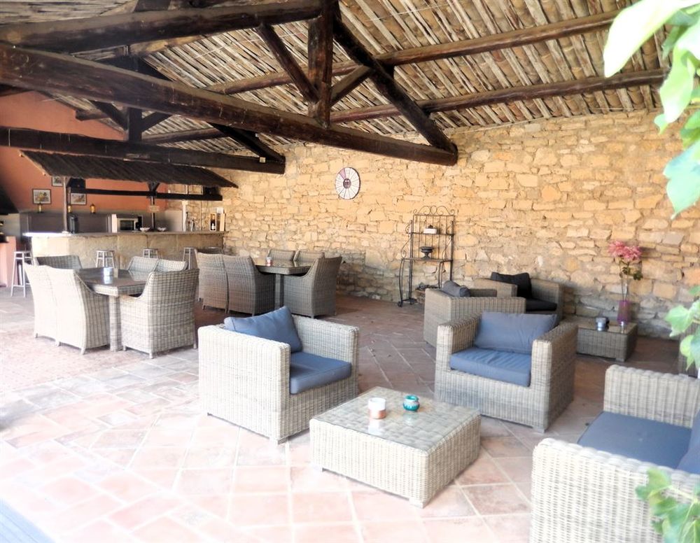 MAS R&Eacute;NOV&Eacute; AVEC CHAMBRES NOMBREUSES ET GRANDE PISCINE EN ZONE TOURISTIQUE. 1719917 30000 Nimes