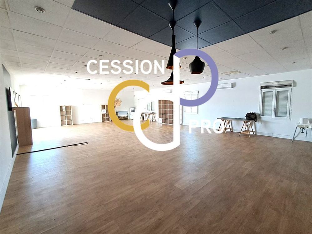 OPEN SPACE BUREAU 120 M&sup2; TRES VISIBLE AVEC GRAND PARKING PRIVE A LOUER SUR NIMES ! 1440 30900 Nimes