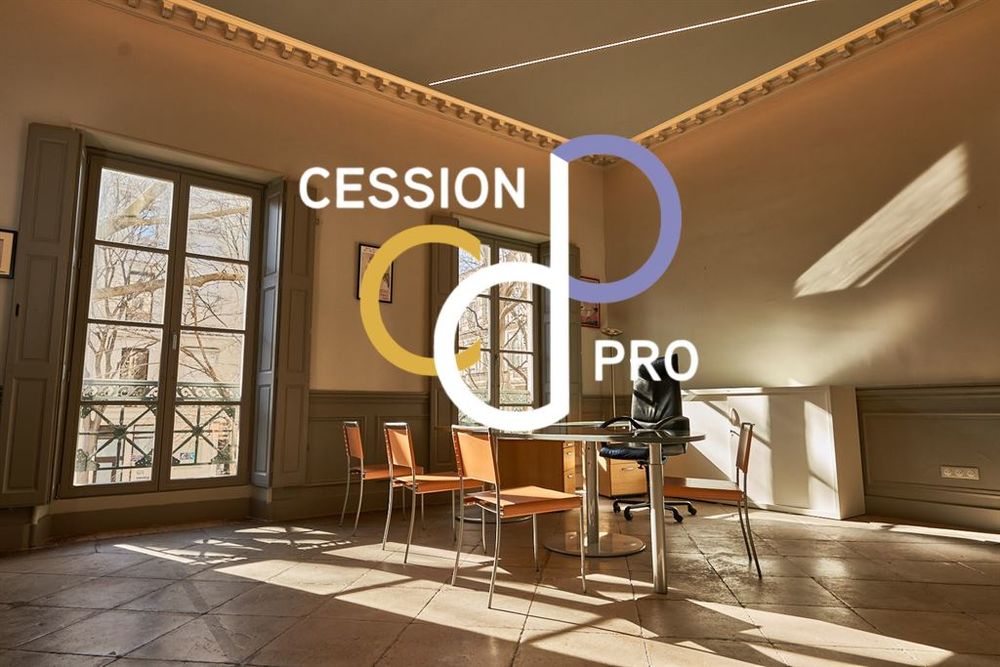 BUREAUX ET APPARTEMENT D'EXCEPTION A CEDER SUR LE BOULEVARD VICTOR HUGO A NIMES ! 450000 30000 Nimes