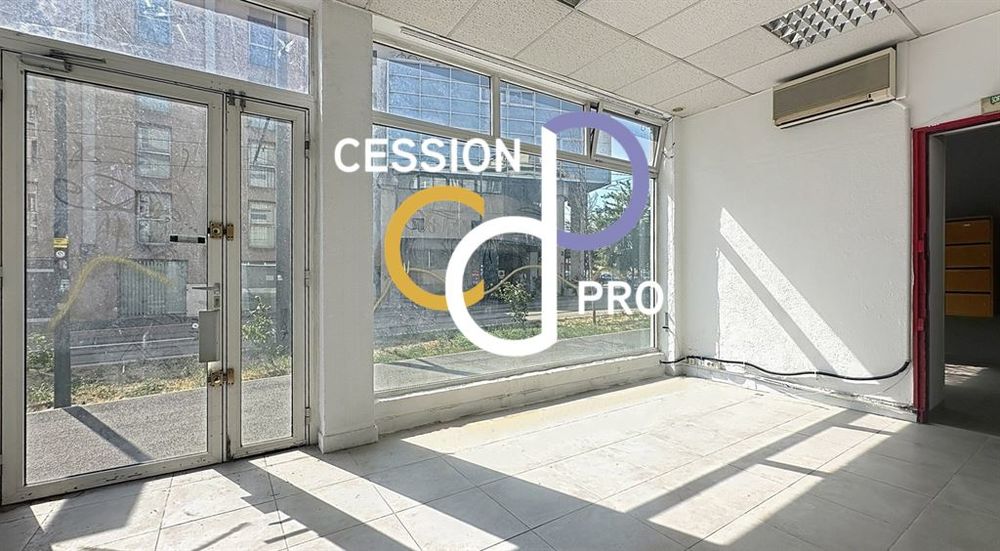 MURS COMMERCIAUX / BUREAUX LIBRES � AVIGNON CENTRE, FACE AUX REMPARTS 83400 84000 Avignon