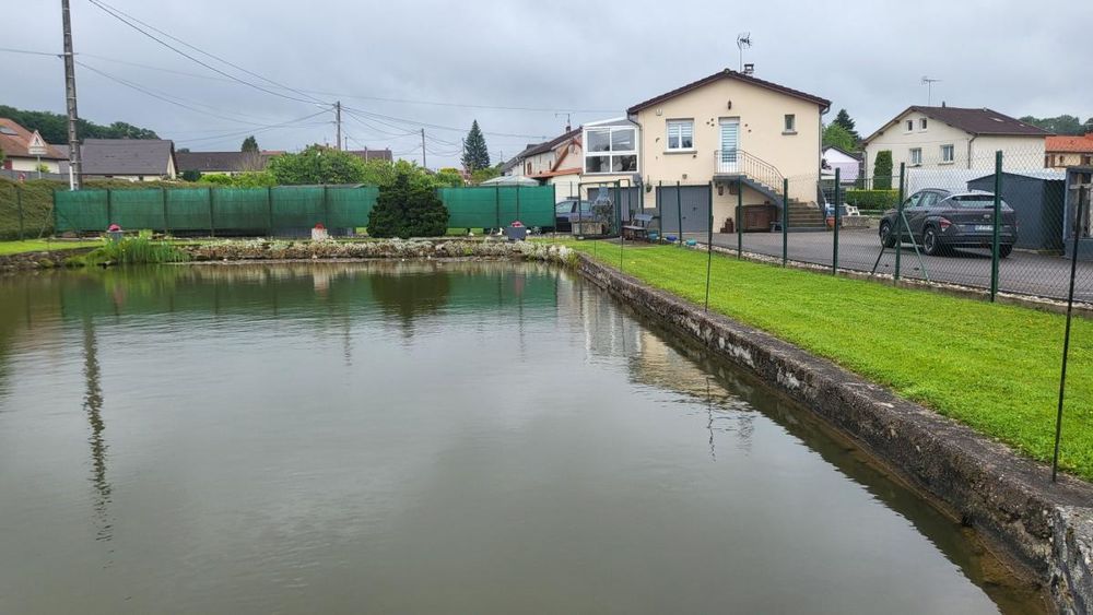 Maison individuelle occupée avec étang