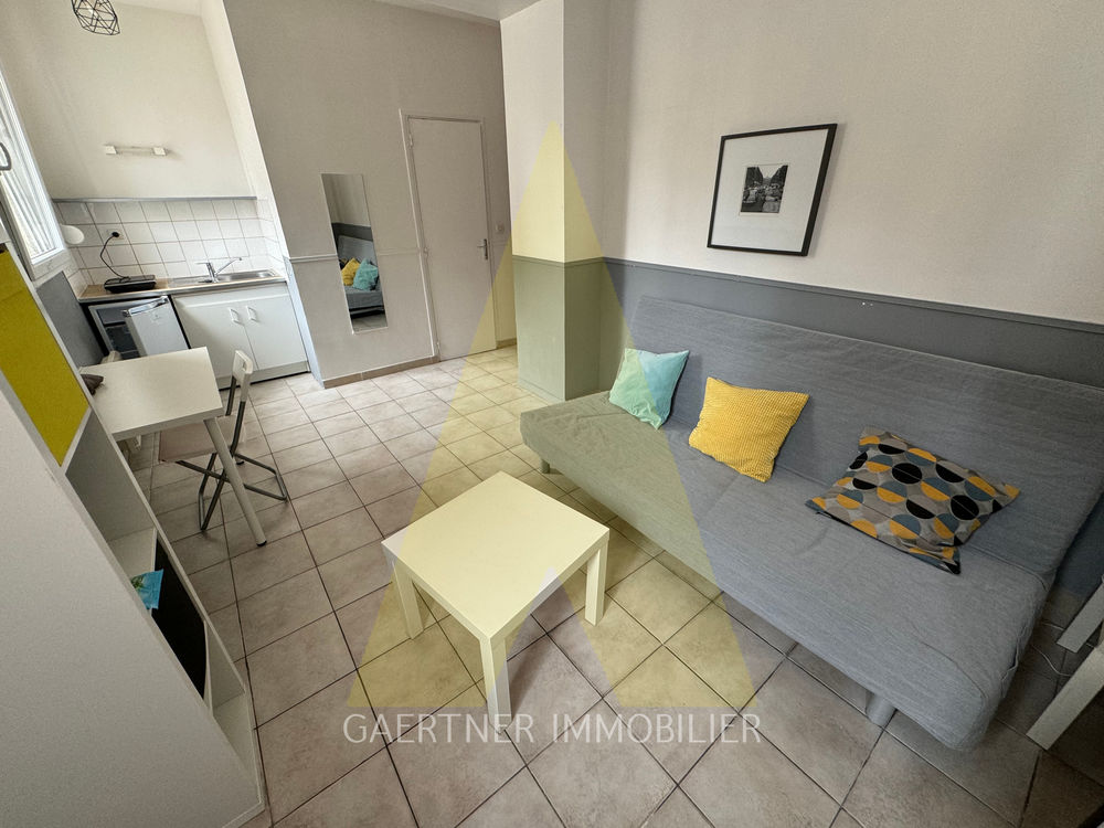 Studio avec mobilier