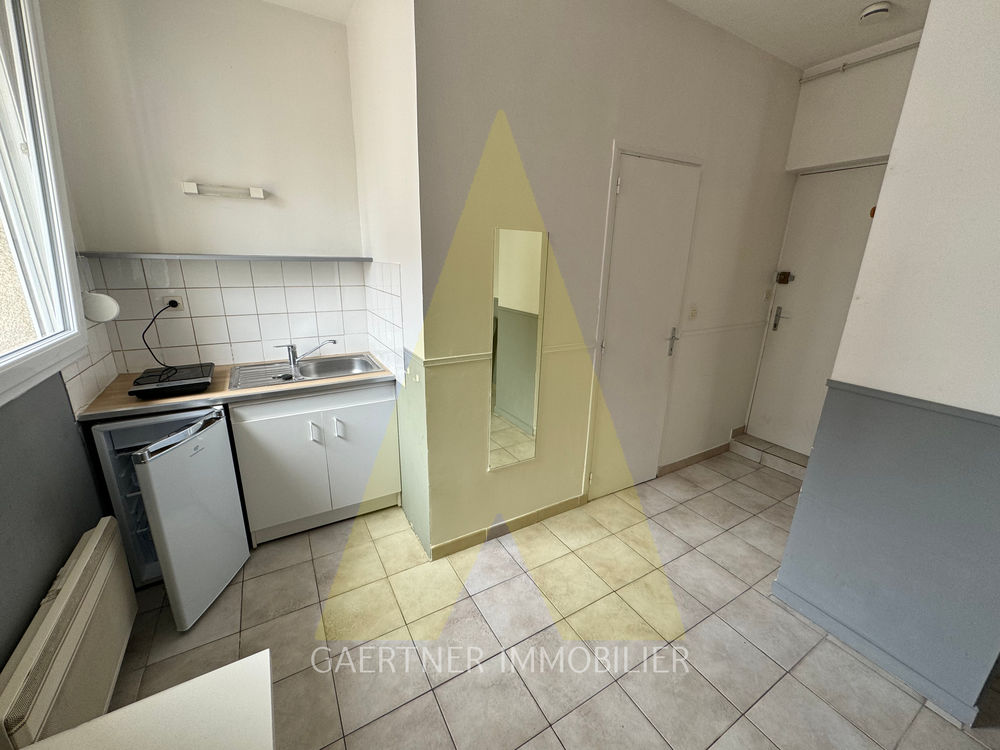 Studio avec mobilier