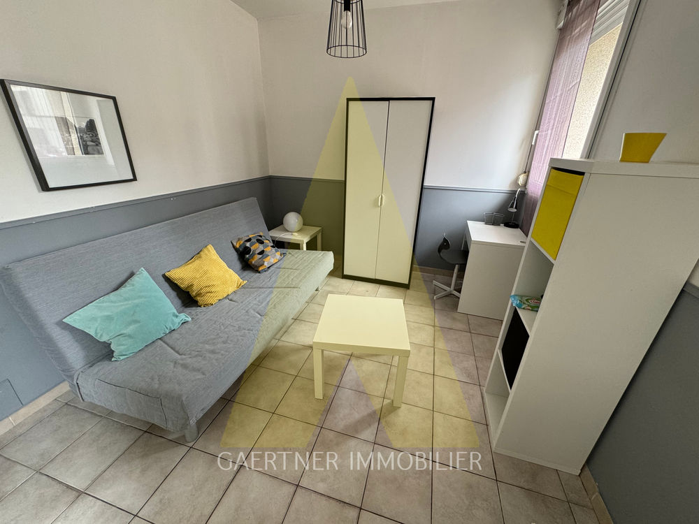 Studio avec mobilier