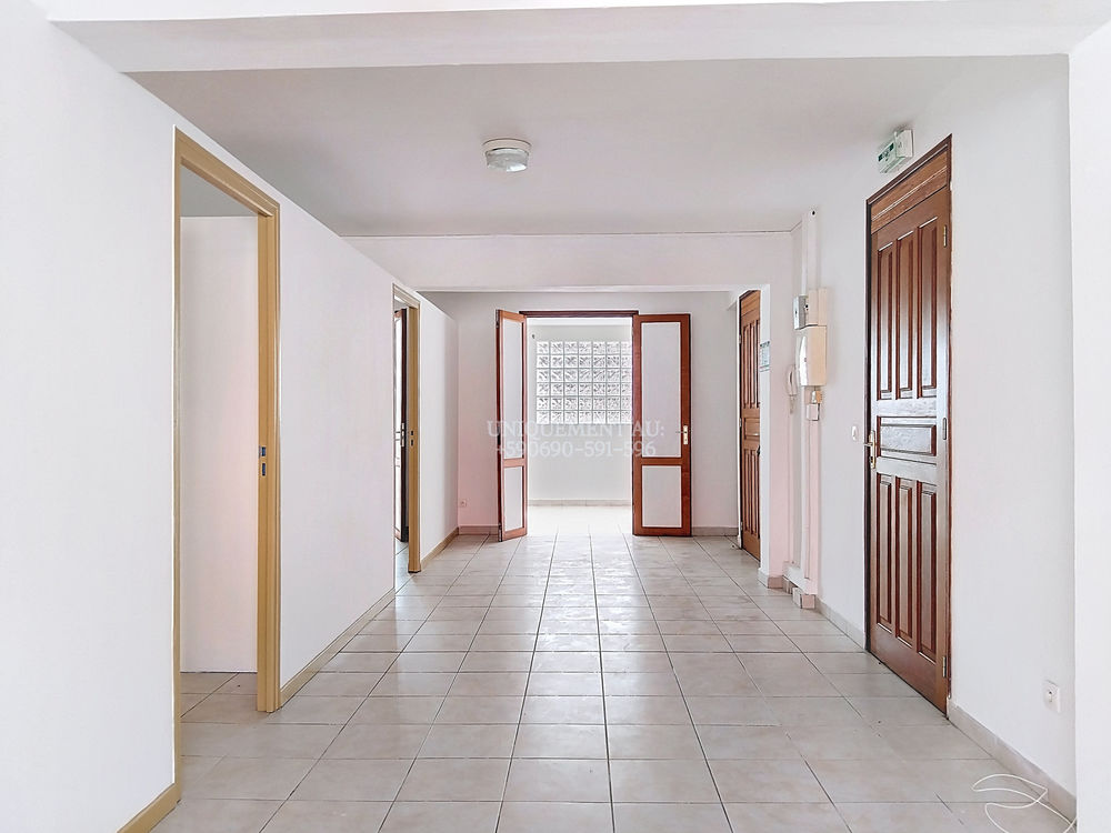 &Agrave; louer � Immeuble de bureaux non meubl&eacute; 80 m&sup2; � Emplacement central Basse-Terre 1600 97100 Basse-terre