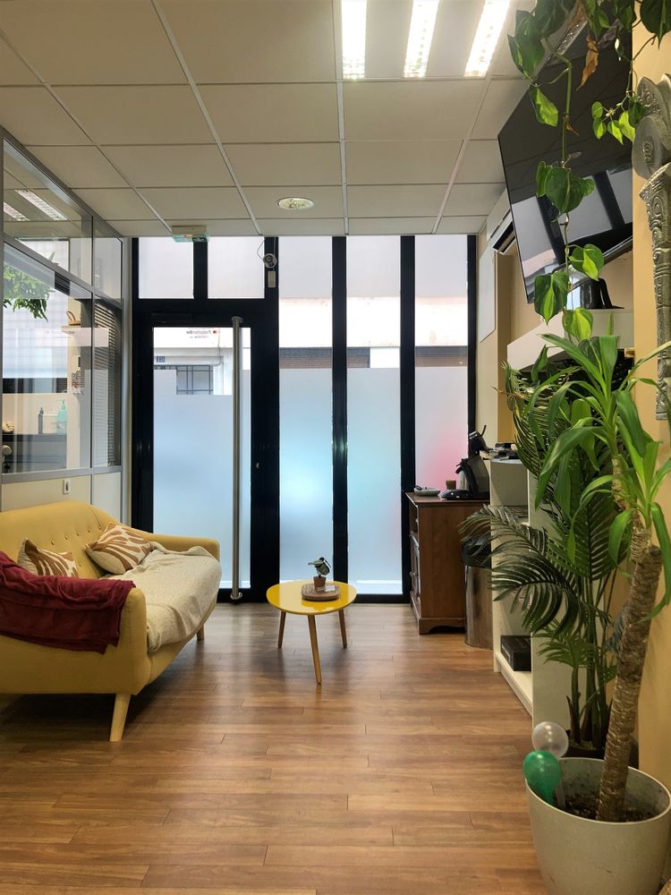 GRENOBLE Local 4 Bureaux en bon &eacute;tat d'environ 86m&sup2; en rdc sur rue proche du Tram A&B. 810 38000 Grenoble