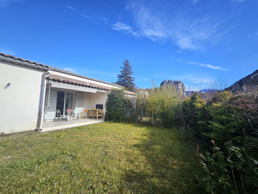 Maison dans village, idéale pour activité touristique