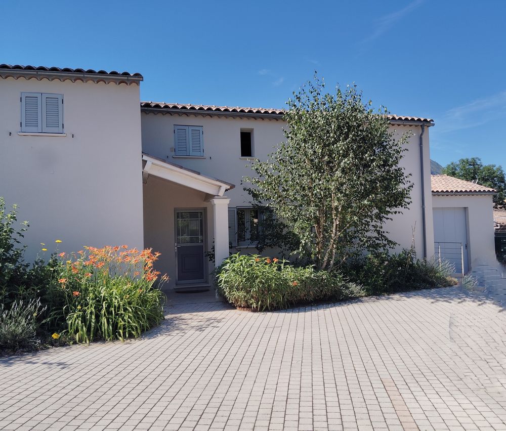 Maison dans village, idéale pour activité touristique
