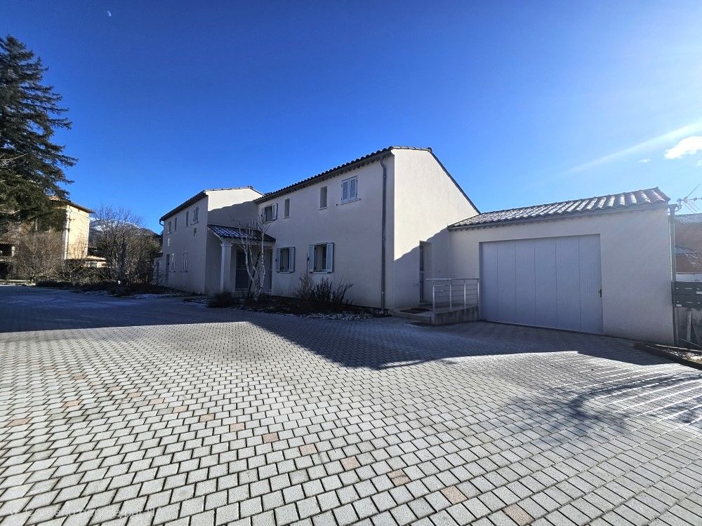 Maison dans village, idéale pour activité touristique