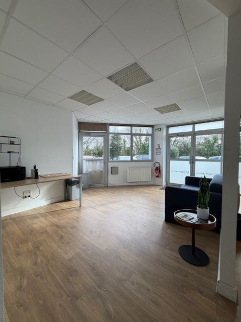 Bureaux 188 m&sup2; P&eacute;rigny 1890 17180 P�rigny