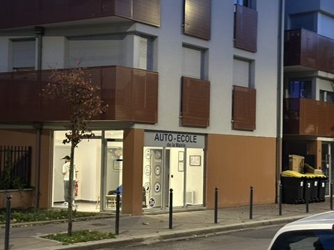 &Agrave; vendre � Proche mairie du Pavillon-sous-Bois, murs de local commercial vendus occup&eacute;s avec bail 3/6/9 140000 93320 Les pavillons-sous-bois