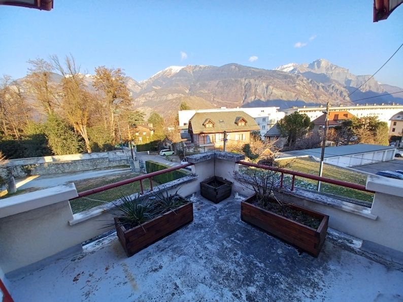 SAINT JEAN DE MAURIENNE Dans quartier résidentiel à proximité du centre ville Maison mitoyenne spacieuse de caractère 140 m2 + 2 belles terrasses et très agréable jardin privé et clos