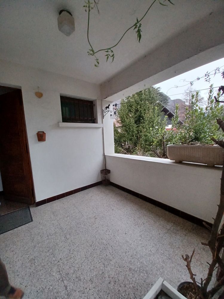 SAINT JEAN DE MAURIENNE Dans quartier résidentiel à proximité du centre ville Maison mitoyenne spacieuse de caractère 140 m2 + 2 belles terrasses et très agréable jardin privé et clos