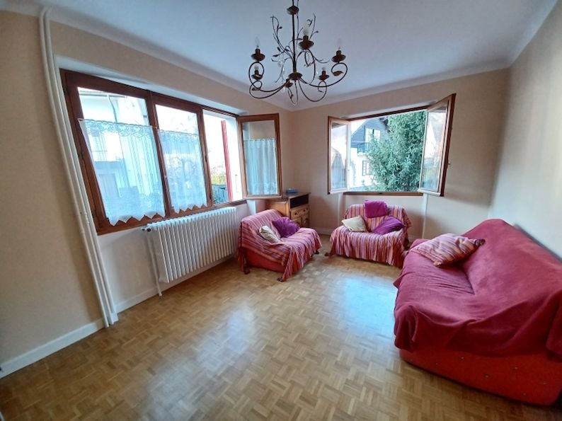 SAINT JEAN DE MAURIENNE Dans quartier résidentiel à proximité du centre ville Maison mitoyenne spacieuse de caractère 140 m2 + 2 belles terrasses et très agréable jardin privé et clos