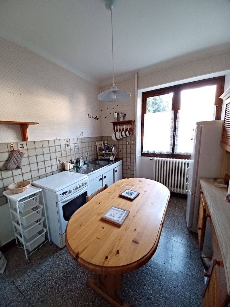 SAINT JEAN DE MAURIENNE Dans quartier résidentiel à proximité du centre ville Maison mitoyenne spacieuse de caractère 140 m2 + 2 belles terrasses et très agréable jardin privé et clos