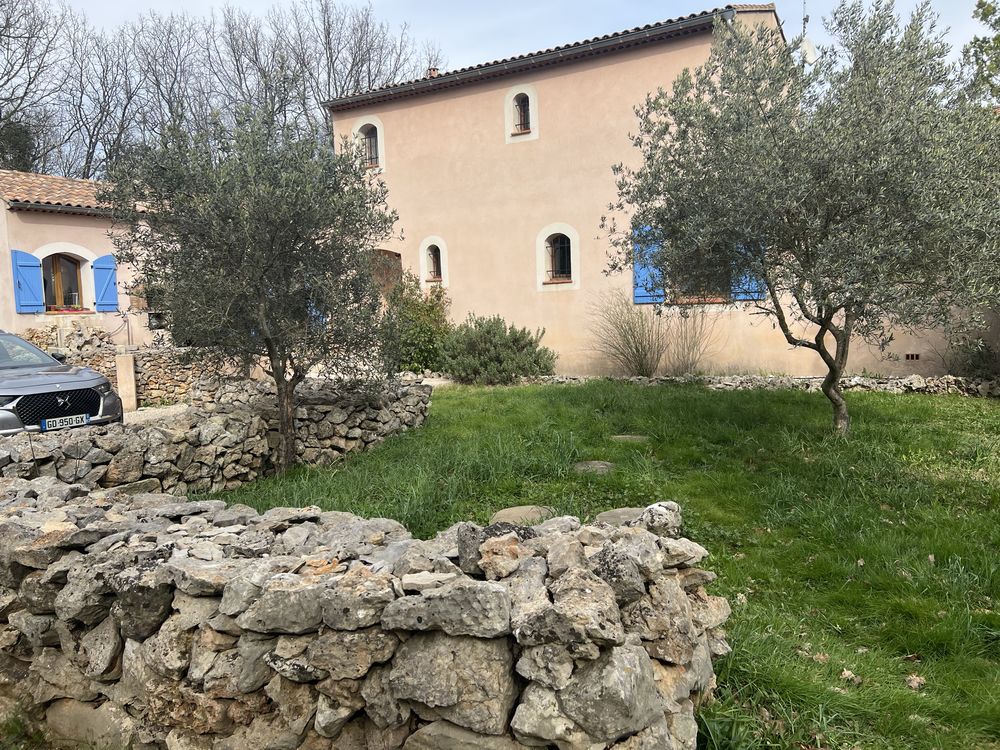 Belle maison traditionnelle sur grand terrain arboré