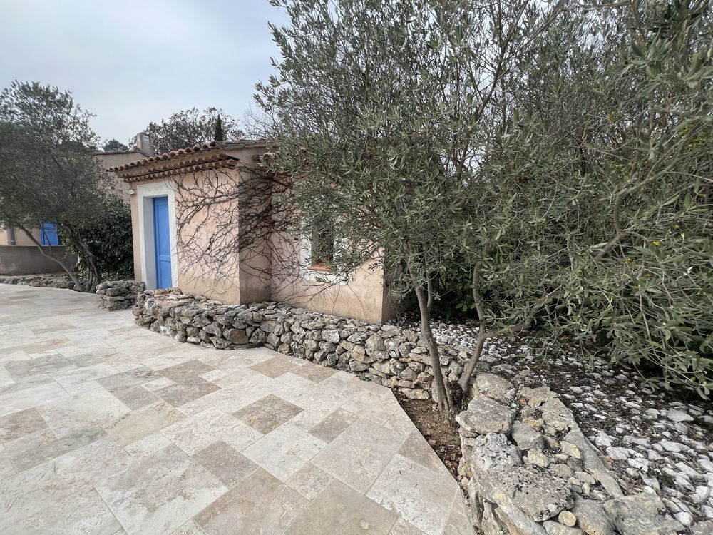 Belle maison traditionnelle sur grand terrain arboré