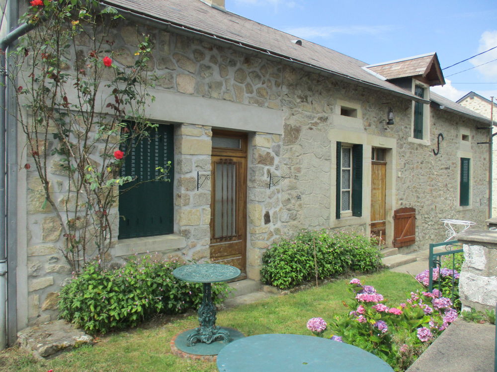MORVAN / ST LEGER DE FOUGERET, BELLE MAISON DE CHARME AVEC GARAGE ET JARDIN