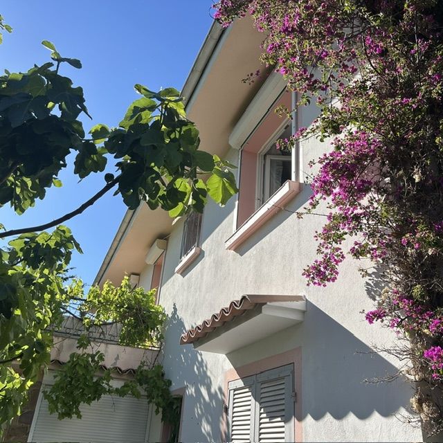 APPARTEMENT HAUT-DE-VILLA SANS CHARGES 70m² (T4)+ TERRASSE 11m² + JARDIN PRIVATIF 165m² - PROCHE BORD DE MER ET COMMERCES