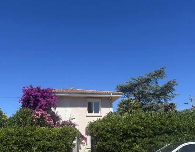 APPARTEMENT HAUT-DE-VILLA SANS CHARGES 70m² (T4)+ TERRASSE 11m² + JARDIN PRIVATIF 165m² - PROCHE BORD DE MER ET COMMERCES