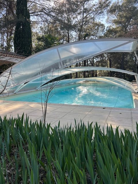Villa avec piscine et grand terrain