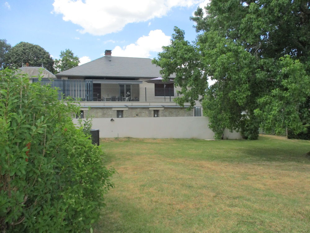 MORVAN / CHÂTEAU-CHINON - MAISON DE QUALITE AVEC GARAGE ET BEAU JARDIN