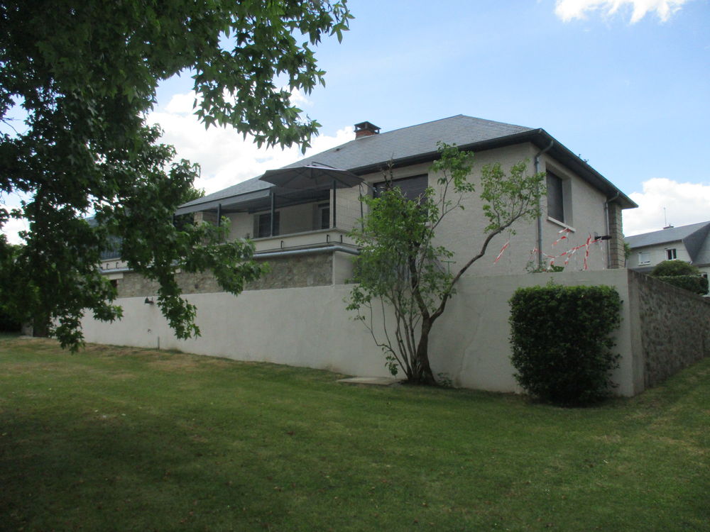 MORVAN / CHÂTEAU-CHINON - MAISON DE QUALITE AVEC GARAGE ET BEAU JARDIN