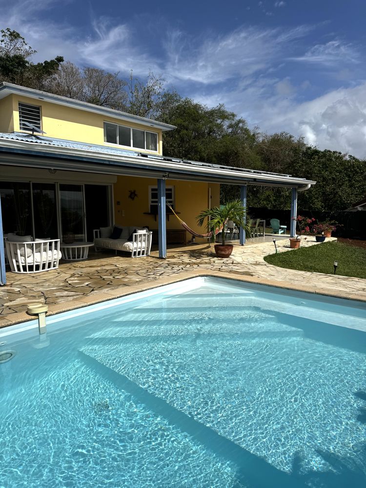 Villa d'architecte composée d'un T5 et d'un T2, piscine, terrain 928m2 vue mer