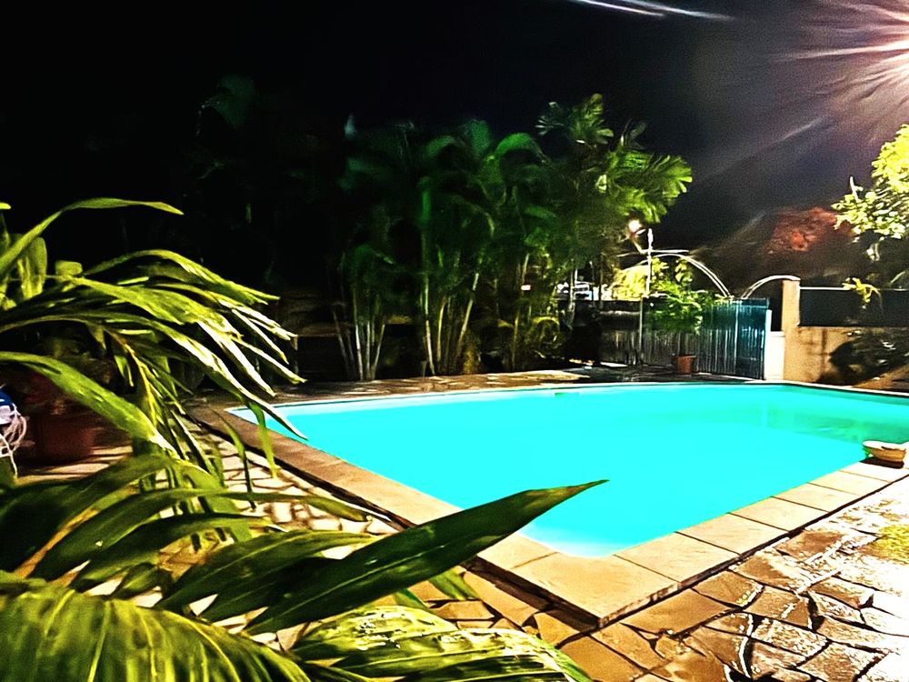 Villa d'architecte composée d'un T5 et d'un T2, piscine, terrain 928m2 vue mer