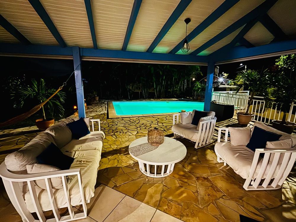 Villa d'architecte composée d'un T5 et d'un T2, piscine, terrain 928m2 vue mer