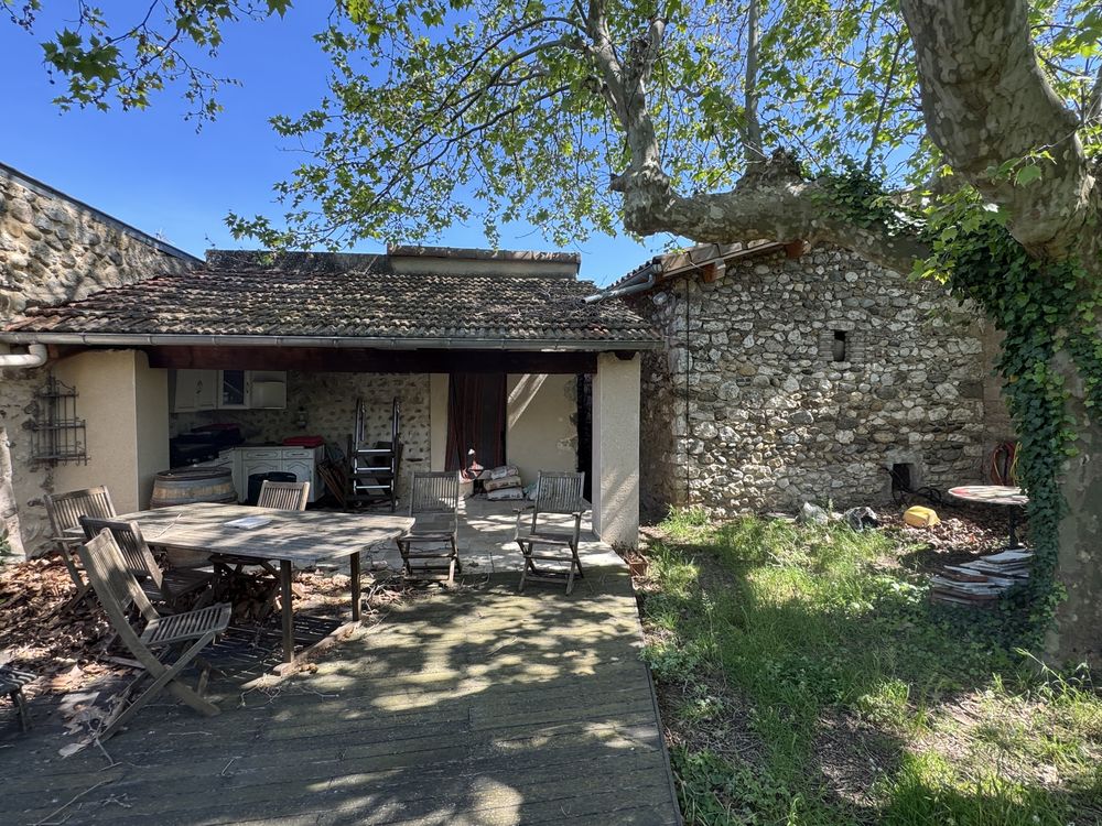 Maison avec dépendances et terrain au coeur de CORNAS