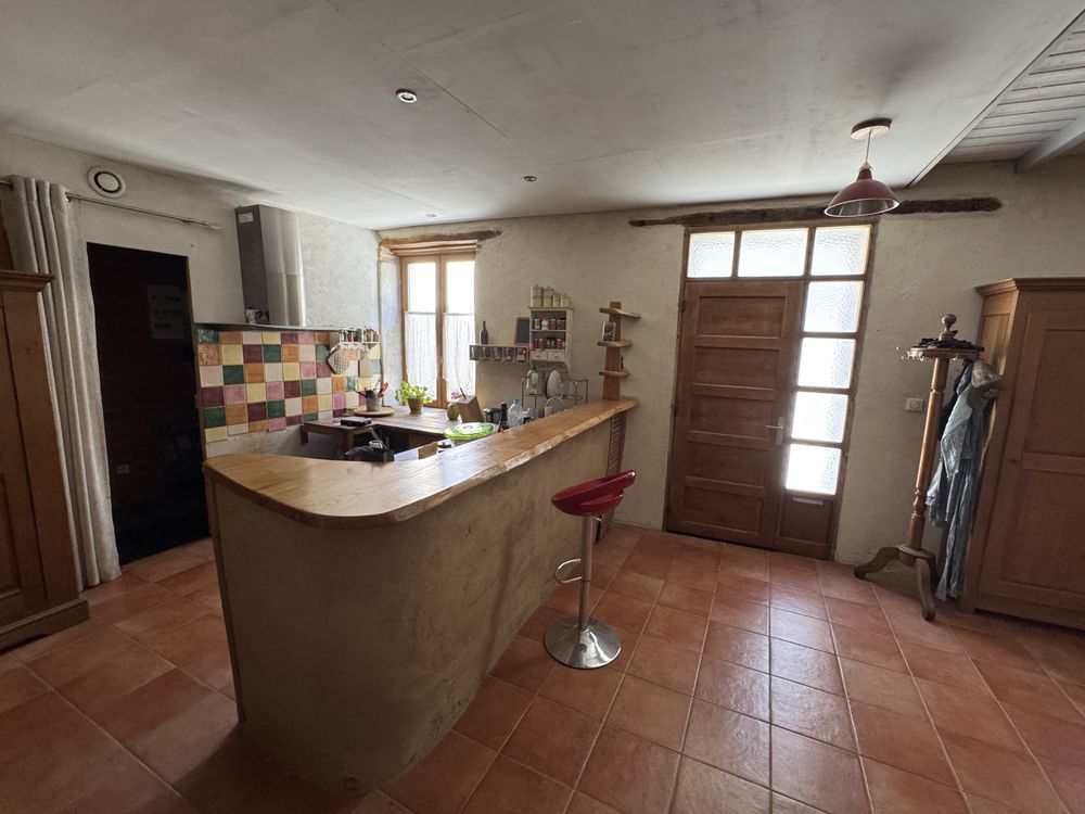 Maison avec dépendances et terrain au coeur de CORNAS