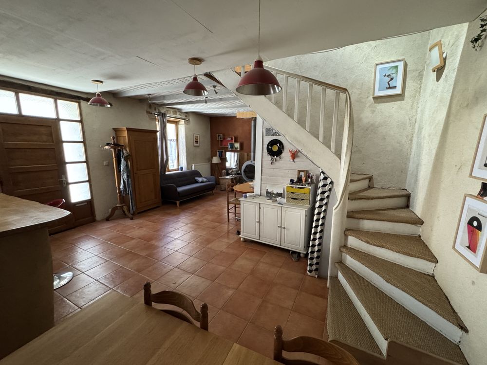 Maison avec dépendances et terrain au coeur de CORNAS