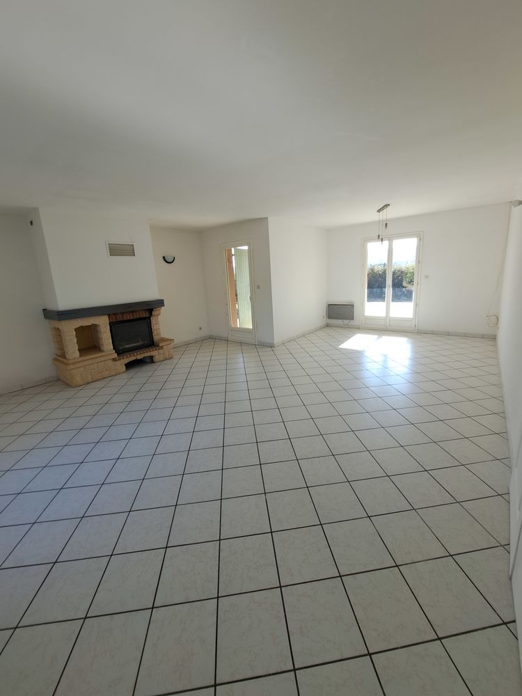 Maison 5 pièces à louer à CHATEAUNEUF SUR ISERE.