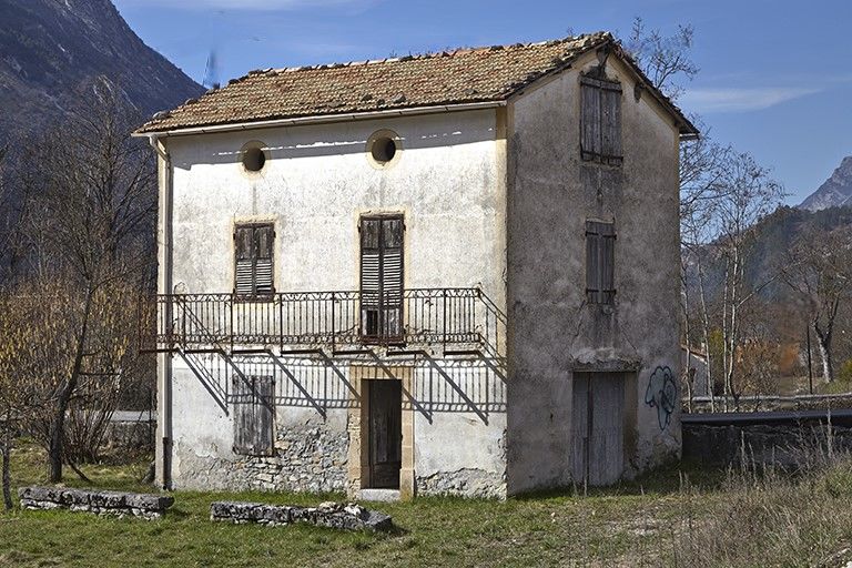 Plus de 5 000 m2 de terrain plat en zone U du PLUi avec bâtiment à rénover