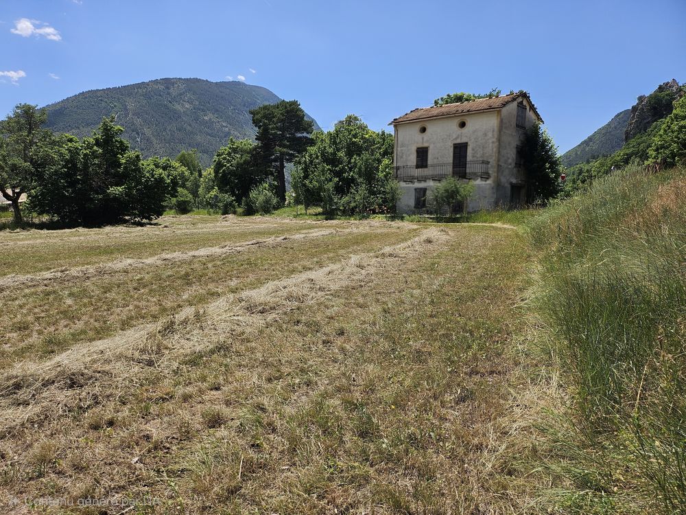 Plus de 5 000 m2 de terrain plat en zone U du PLUi avec bâtiment à rénover