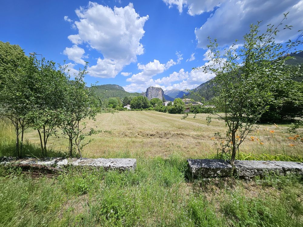 Plus de 5 000 m2 de terrain plat en zone U du PLUi avec bâtiment à rénover